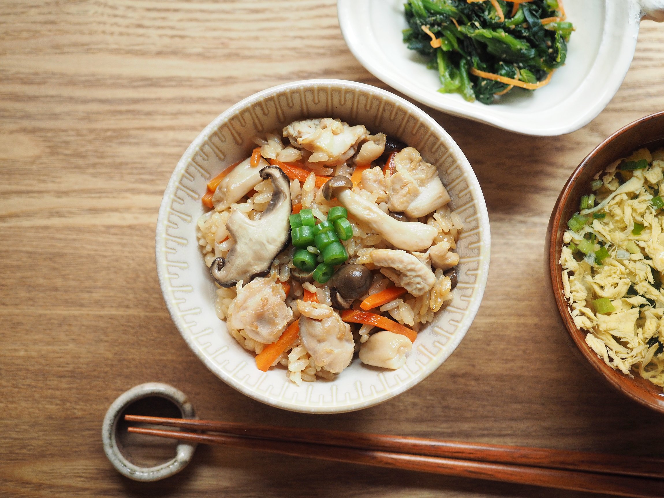 ハーブ爽育鶏使用　鶏もも肉ときのこの中華風炊き込みご飯